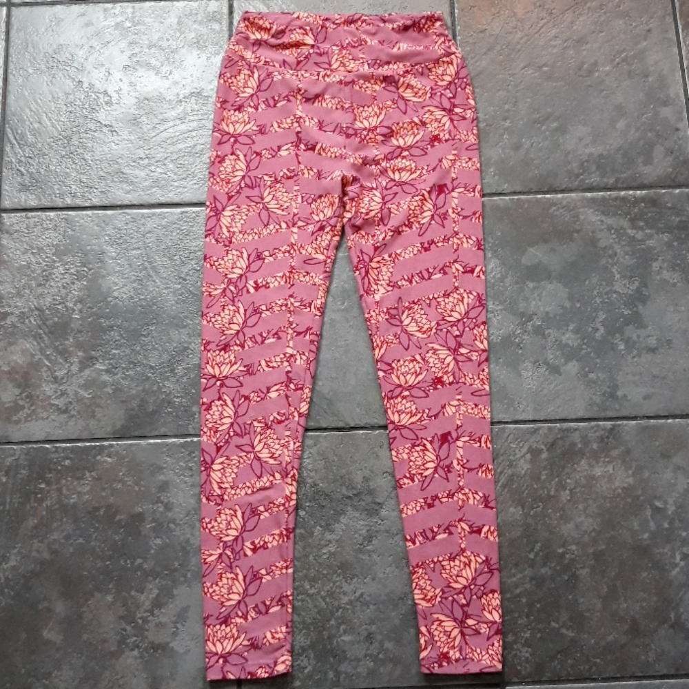 Lularoe OS Pink Flowers one size  soft leggings